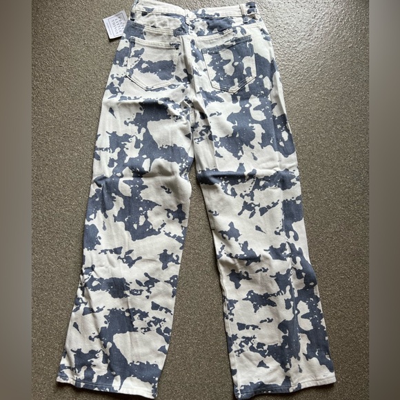 white and blue jeans - Picture 2 of 4